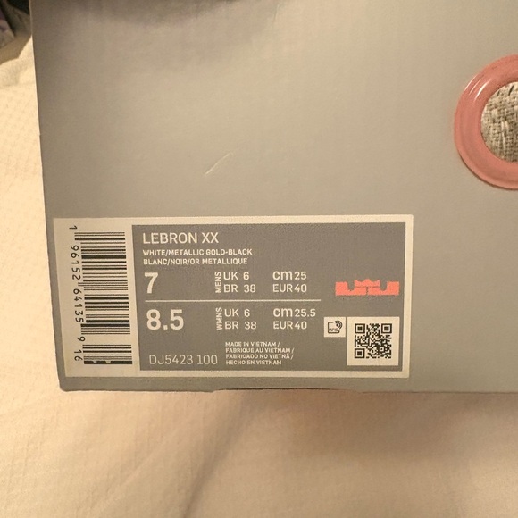 Nike Lebron basketball shoes - Picture 2 of 2